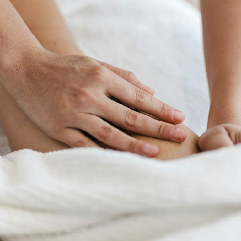 Klassische Rückenmassage mit den Händen bei Relax & More Unterhaching